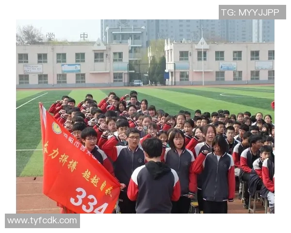 为梦想拼搏奋进青春足球加油海报展现激情与团结的力量